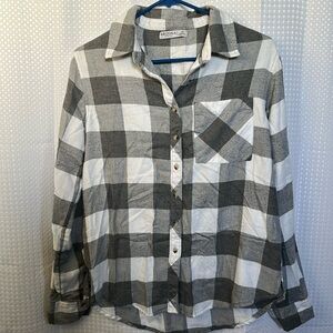 Arizona Jeans Co women’s XS button up gray/white plaid flannel shirt